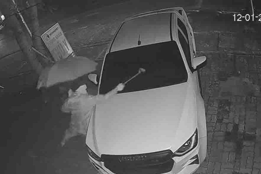 Truy tìm đối tượng mặc áo mưa, đập phá ô tô ở Nghệ An