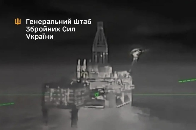 Ukraine tập kích 3 giàn khoan dầu Nga, Moscow lần đầu triển khai UAV Geran-5