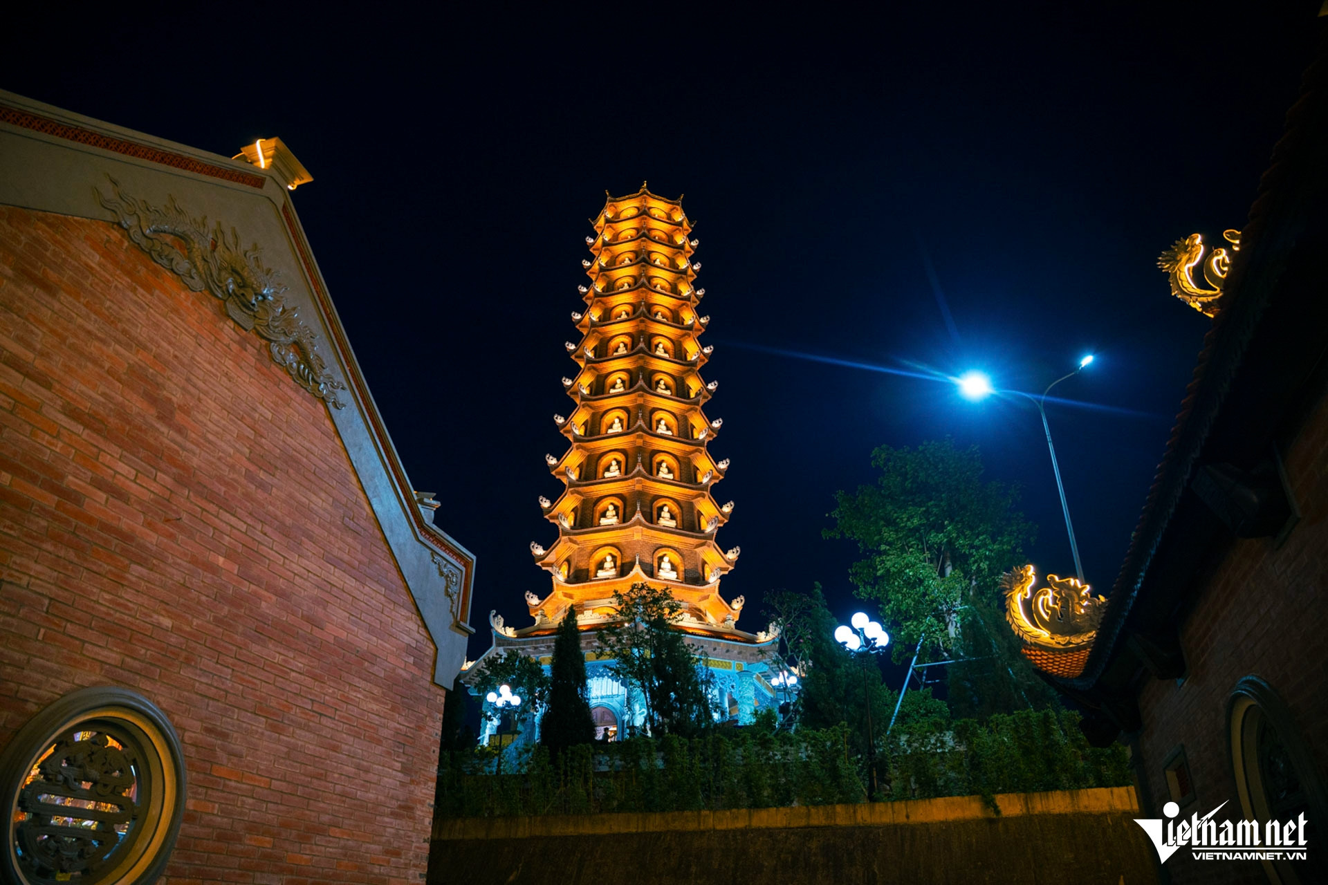 Bảo tháp Phúc Sơn lung linh mỗi tối