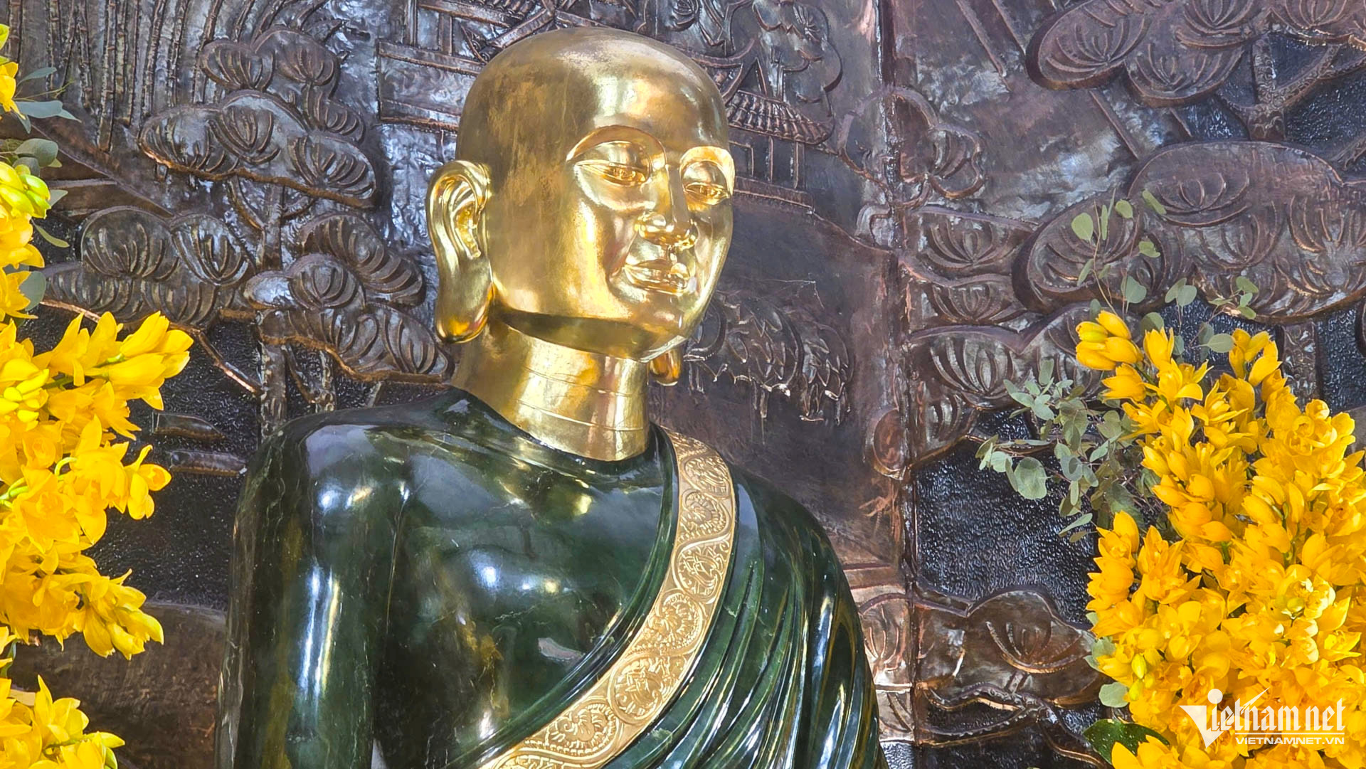 Pho tượng ngọc nguyên khối nặng hơn 8 tấn