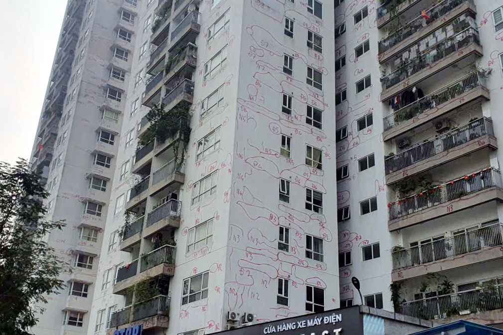 Xuất hiện nhiều ký hiệu lạ vẽ kín tường khu chung cư ở Hà Nội