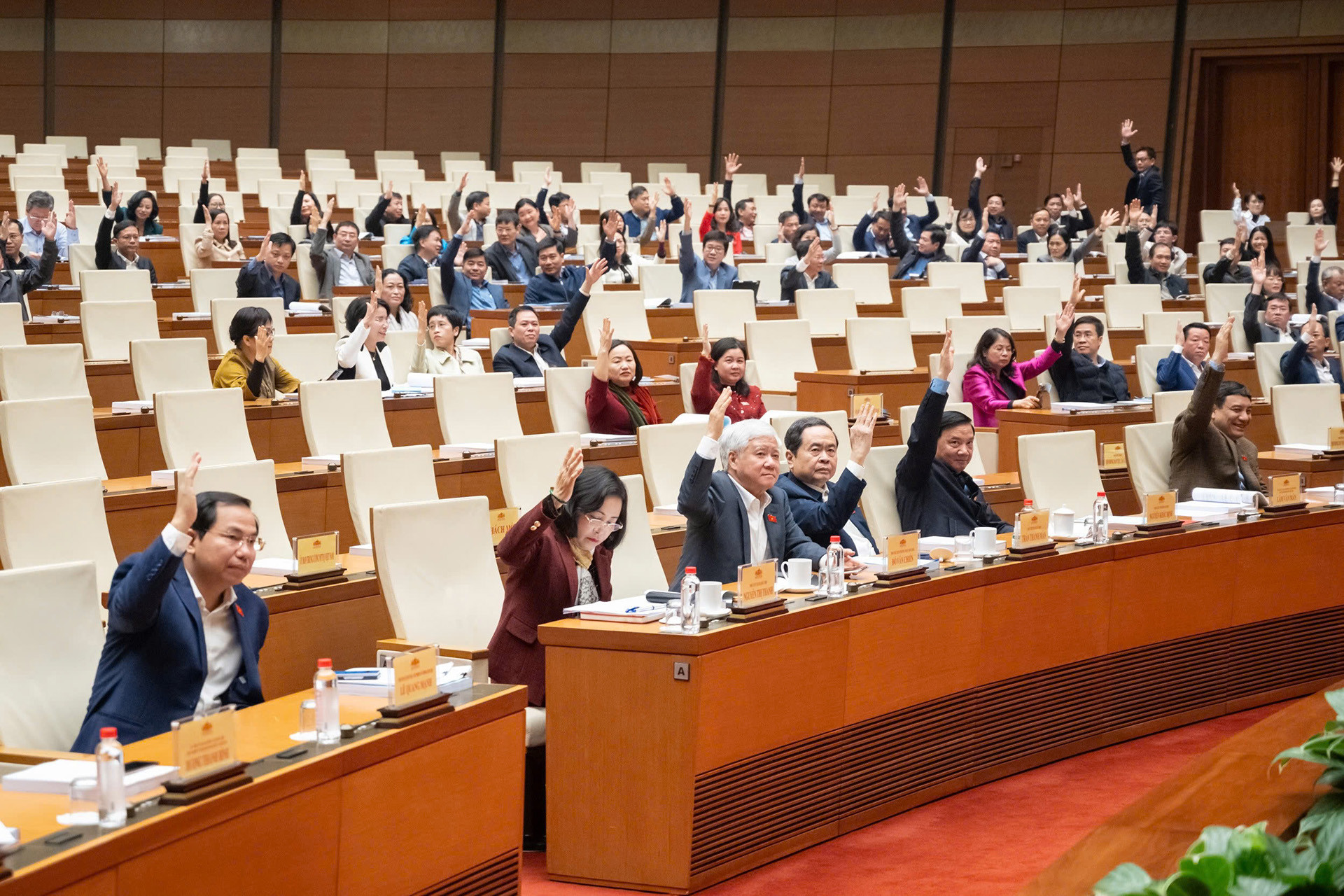 130120260934 bieu quyet.jpg