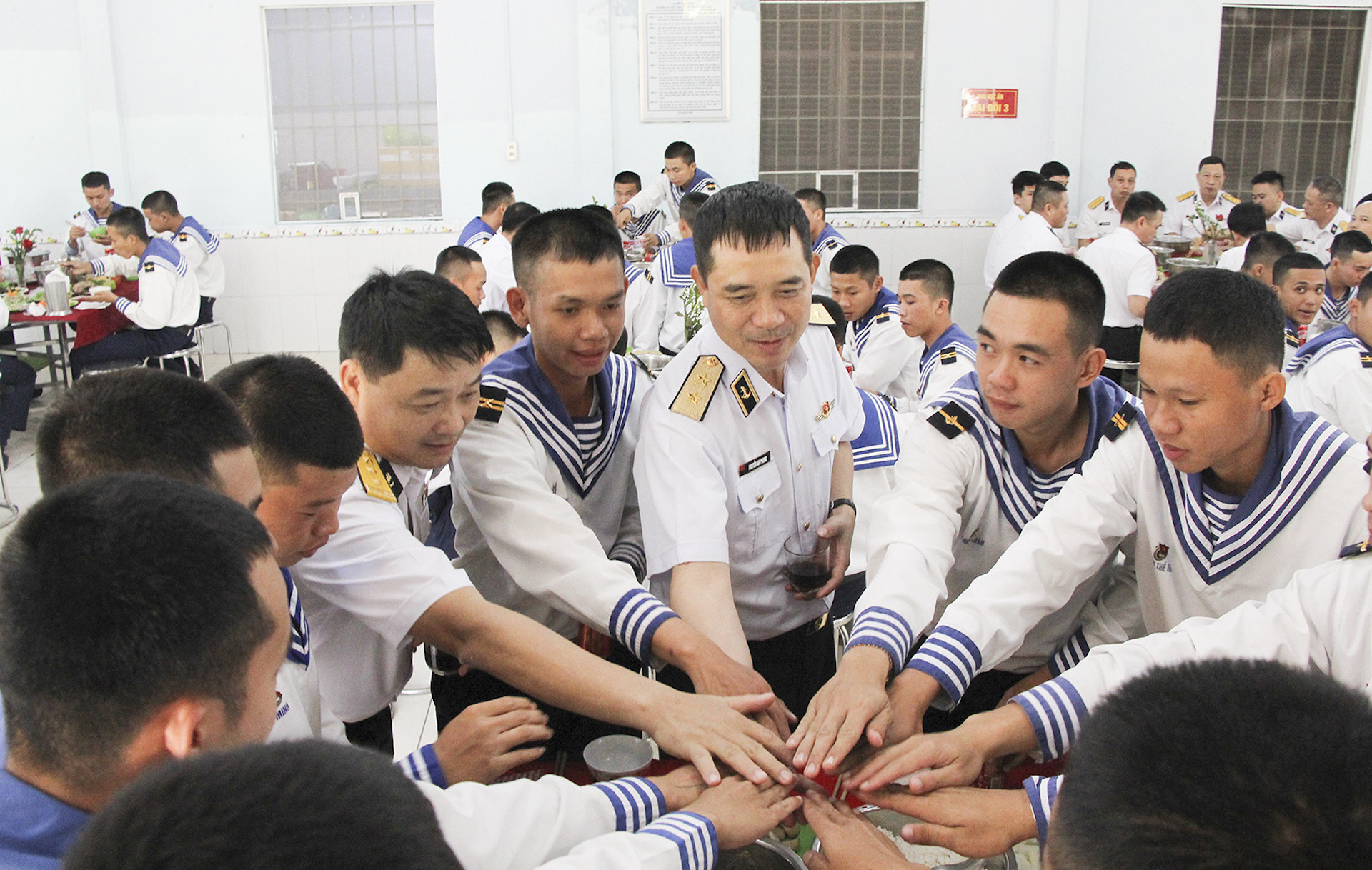 anh 4 Pho Do doc Nguyen An Phong an com và dong vien chi si truoc khi đi lam nhiem vụ ngoai dao xa.jpg