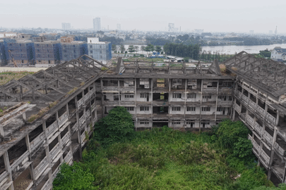 Cận cảnh bên trong ngôi trường bỏ hoang 8 năm ở TPHCM sắp tái khởi công