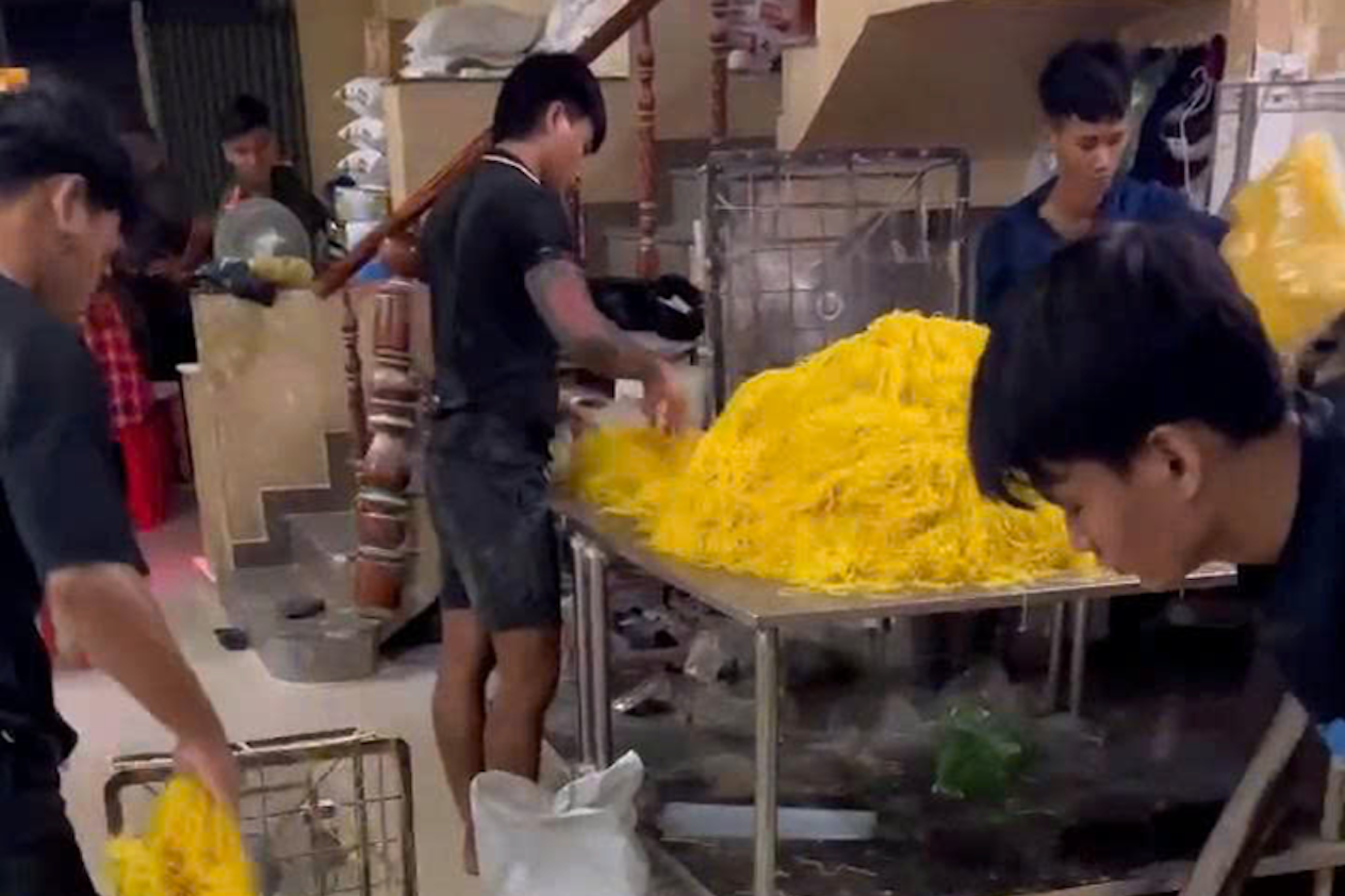 Chất cấm trong mì sợi ở TPHCM: Nguy cơ ngộ độc, vô sinh và ung thư rình rập