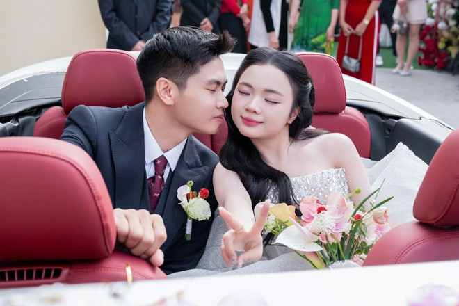 Cưới cô hàng xóm cách nhà 200m, chú rể Thanh Hóa đem xe mui trần đi đón dâu