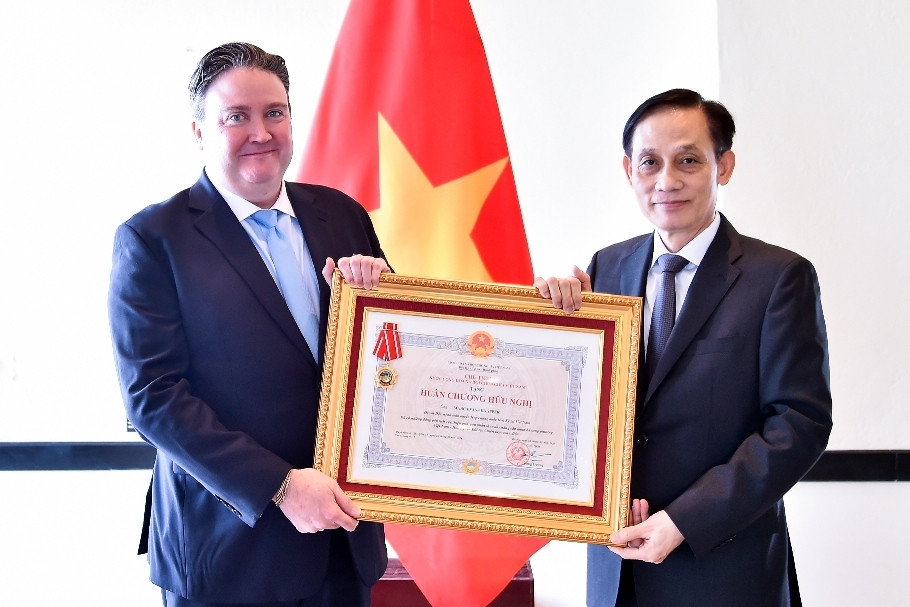 Đại sứ Mỹ Marc Knapper nhận Huân chương Hữu nghị