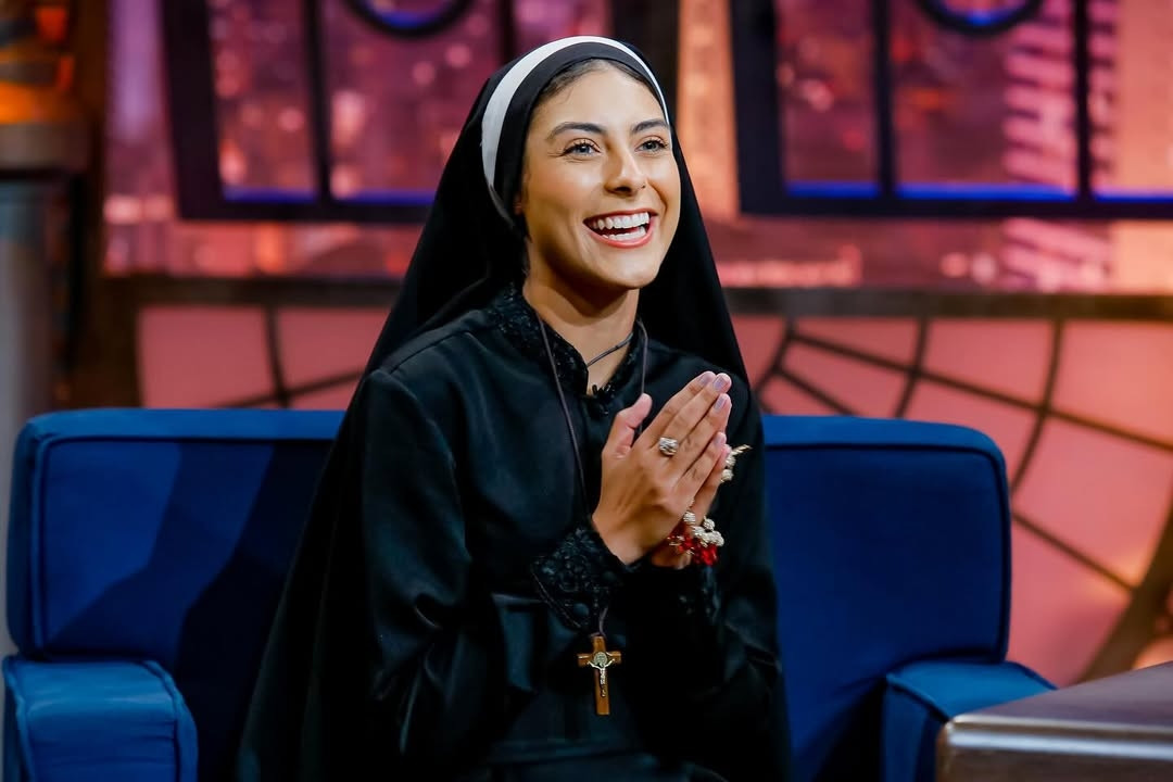 Hoa hậu từ bỏ sự nghiệp người mẫu, làm nữ tu ở tuổi 18 là ai?