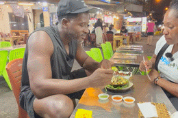 Khách Hàn thử món lạ miệng giá 30 nghìn ở vỉa hè TPHCM, hạnh phúc sau khi ăn YwAAAAAAQABAAACAUwAOw==