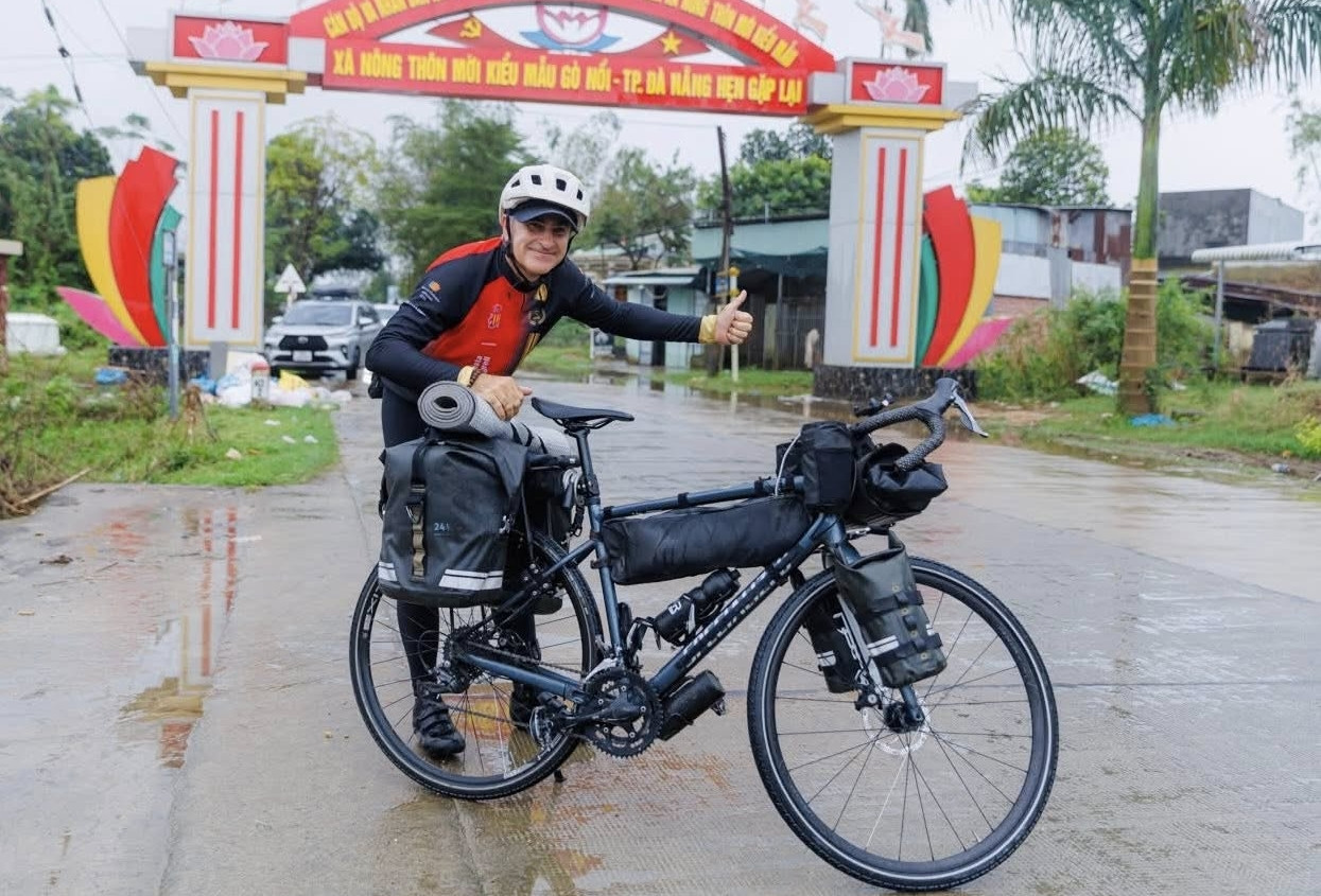 Lý do khiến ông Tây 54 tuổi bán tài sản, đạp xe hơn 22.000km đến Việt Nam