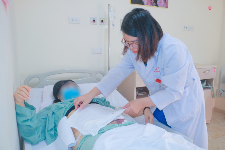 Người phụ nữ cấp cứu lúc nửa đêm sau khi hút mỡ bụng ghép lên mặt và vòng ba