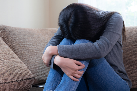 Nữ sinh đi khám mang theo bình khí cười