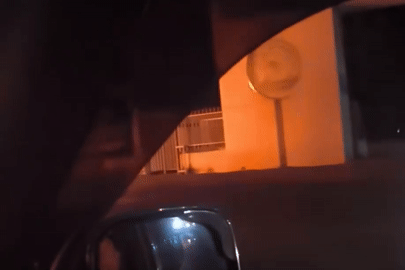  Ô tô 29 chỗ bất ngờ bốc cháy dữ dội trước cổng trường 