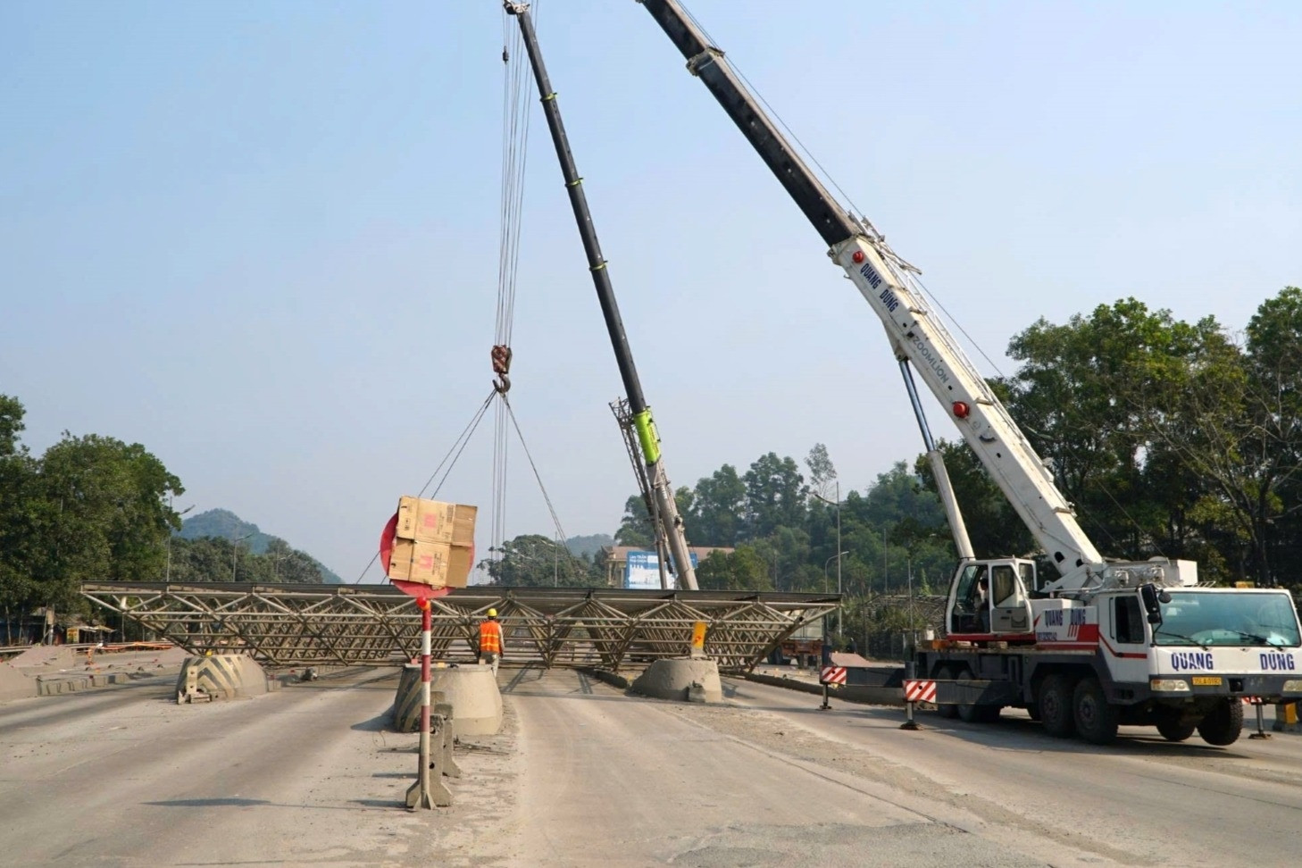 Thanh Hóa tháo dỡ trạm thu phí ngừng hoạt động suốt 9 năm