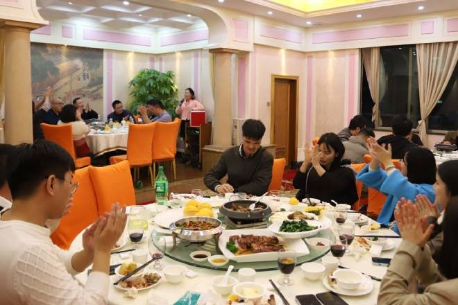 Thầy chủ nhiệm xuất hiện, buổi họp lớp tưởng cay đắng hóa ký ức ấm lòng