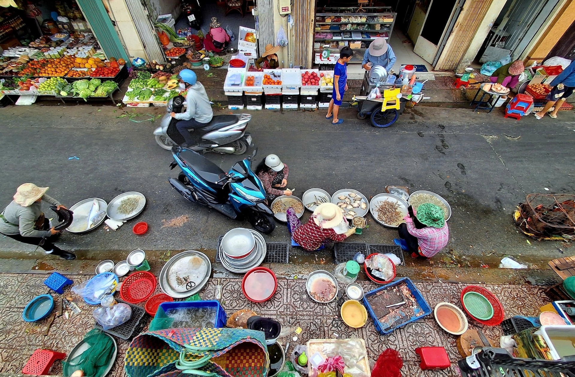 Vỉa hè thành 'bếp nướng ngoài trời', đô thị lộ rõ những nút thắt hạ tầng