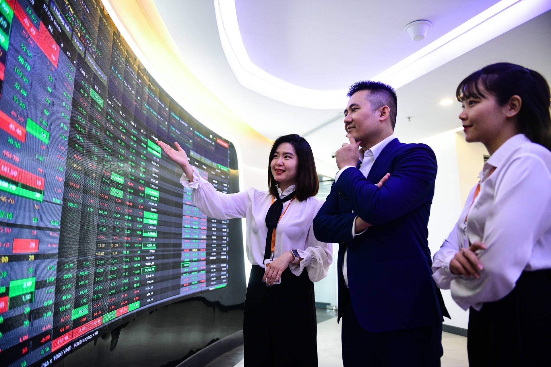 VN-Index lần đầu vượt 1.900 điểm, tài sản tỷ phú Phạm Nhật Vượng xếp thứ 76 thế giới