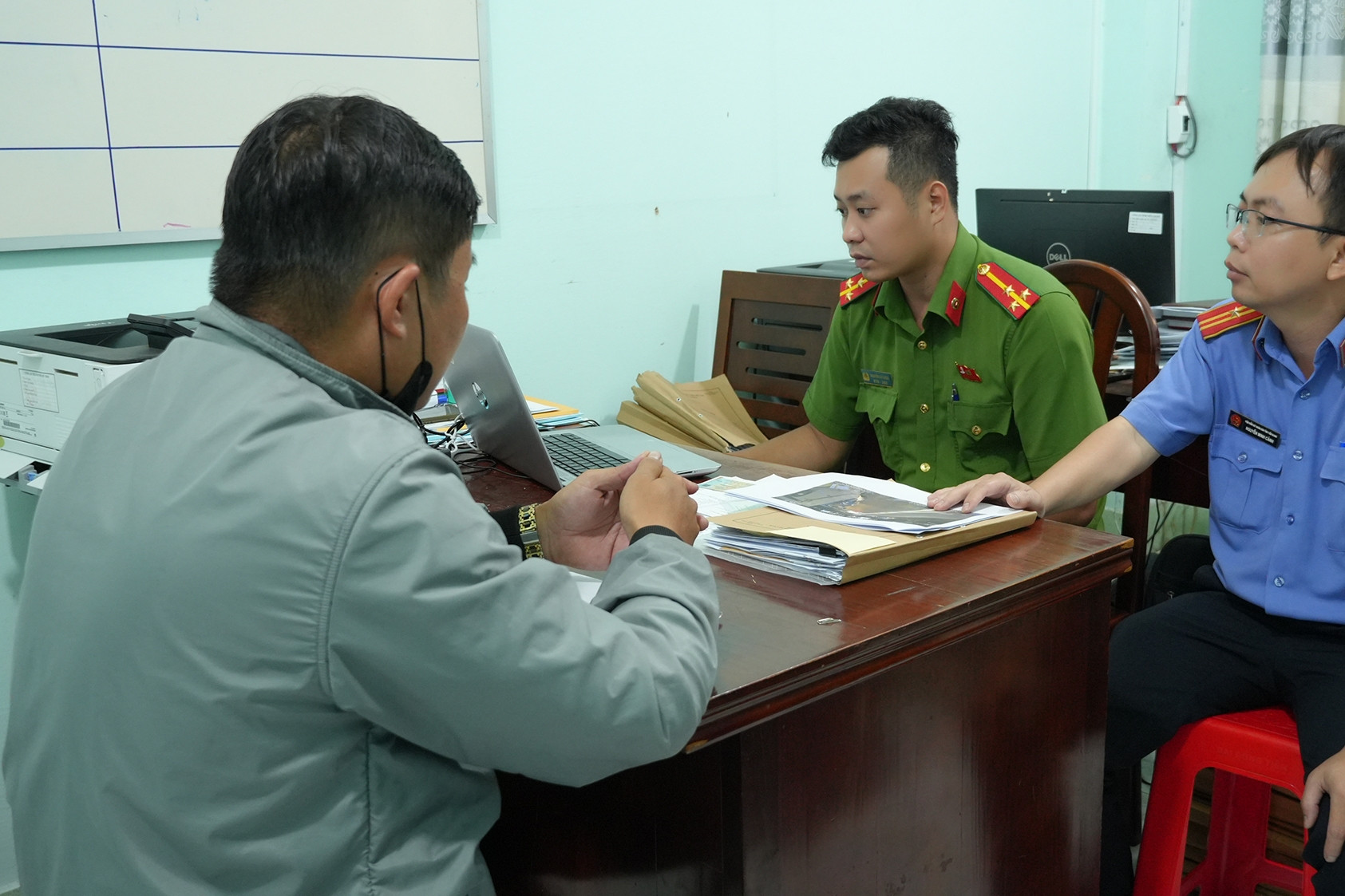 Vụ 2 ô tô rượt đuổi khiến hành khách hoảng loạn, kêu cứu: Bắt thêm 1 tài xế