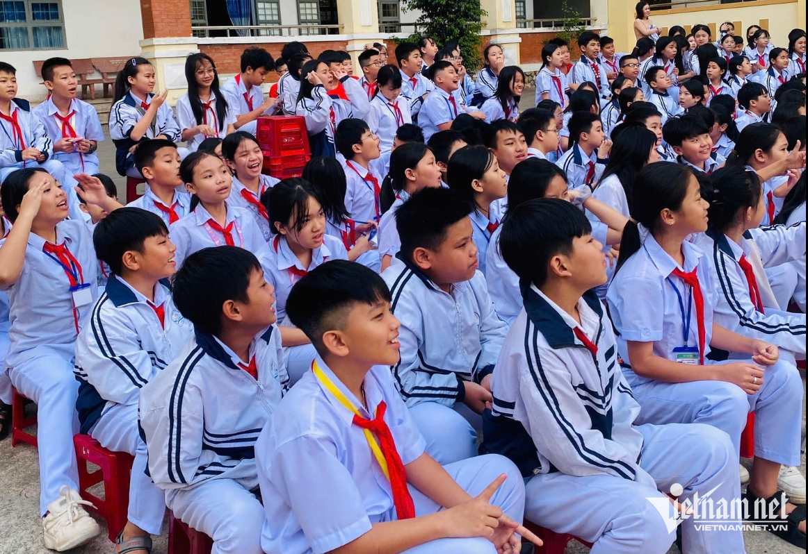 W-Gia lai bao luc hoc duong.png