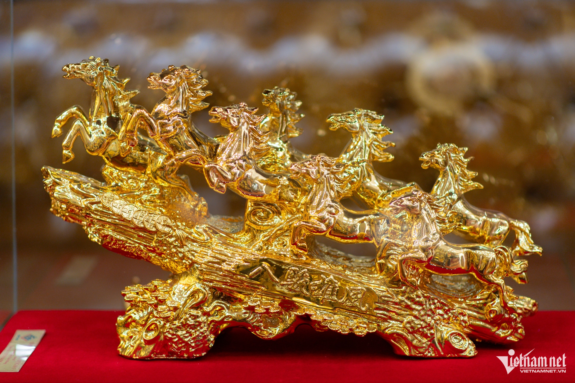 W-linh vật ngựa vàng TPHCM 2.jpg