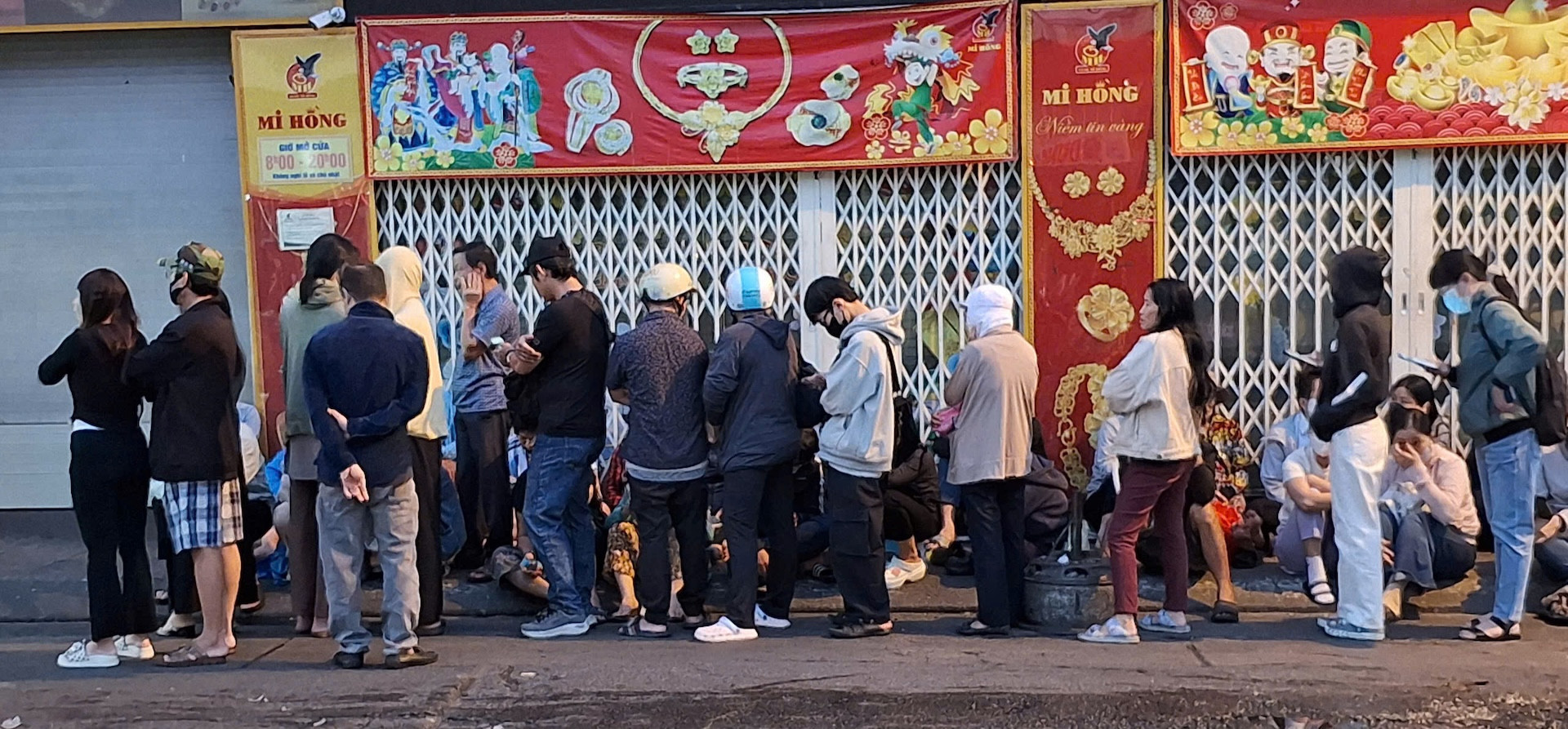 Xếp hàng mua vàng từ 4h sáng, nhiều người TPHCM buộc phải đổi cách