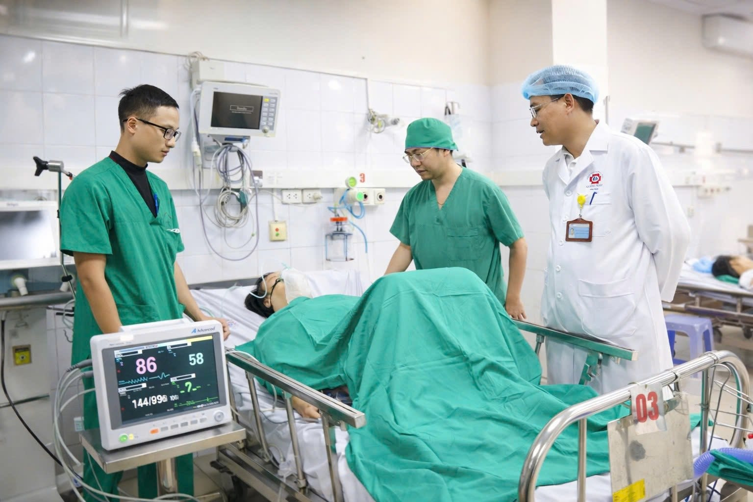 Vi phẫu ‘cứu’ bàn tay suýt bị cắt cụt 2 giờ chạy đua cấp cứu bệnh nhân nhảy cầu Bãi Cháy