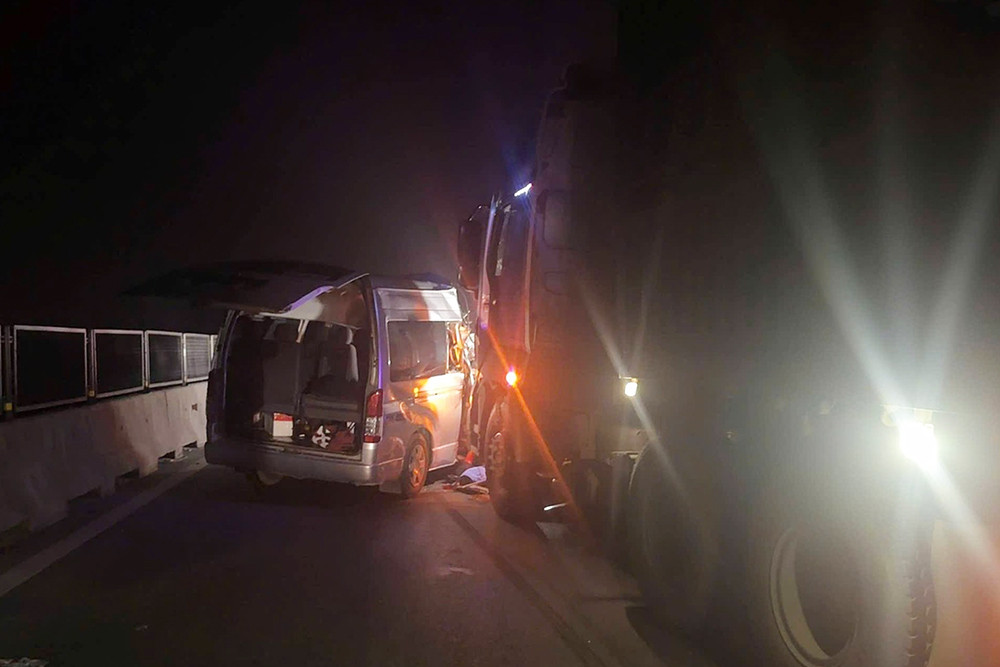 Xe khách chở 11 người gặp nạn trên cao tốc, 4 người tử vong