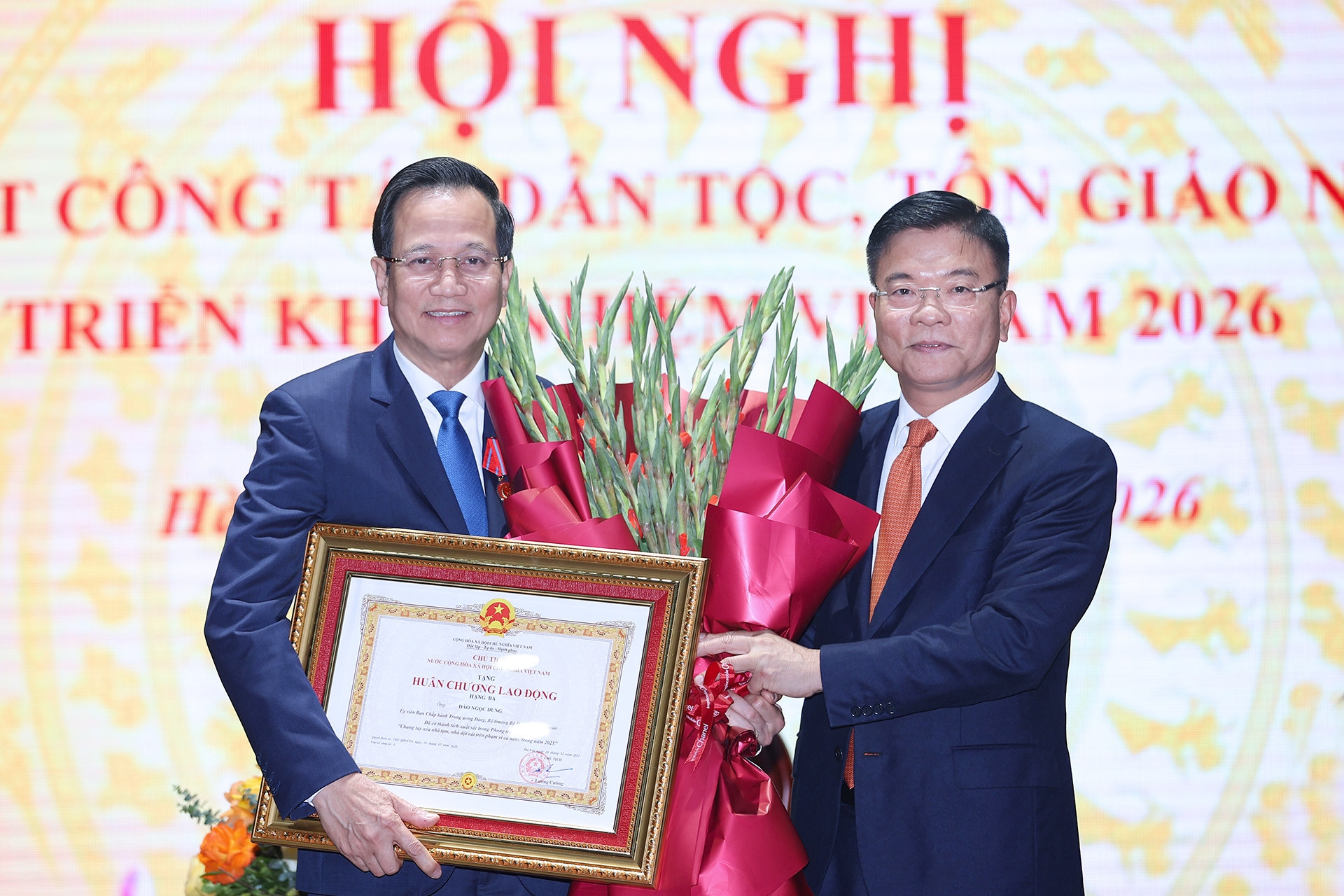 Bộ trưởng Đào Ngọc Dung nhận Huân chương Lao động hạng Ba