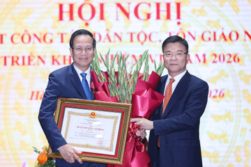 Bộ trưởng Đào Ngọc Dung nhận Huân chương Lao động hạng Ba