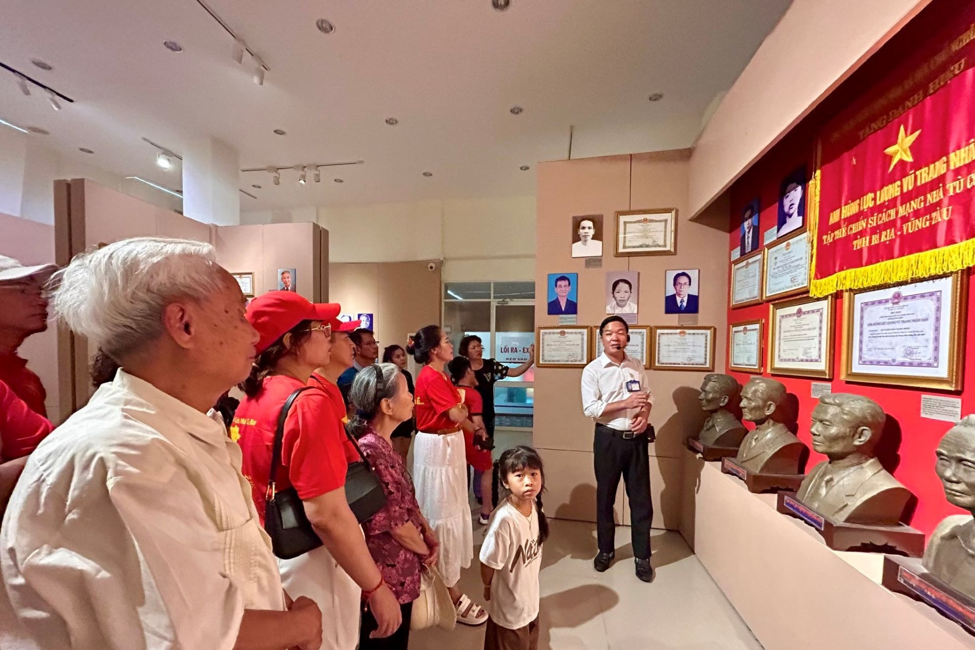 Chăm sóc, phát huy vai trò người cao tuổi là nhiệm vụ quan trọng hàng đầu