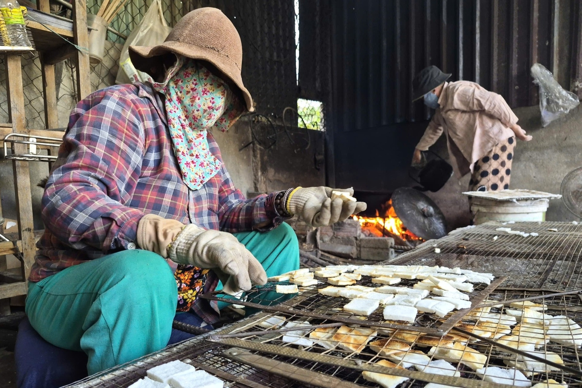  Đỏ lửa giữa đêm, làng bánh gia truyền ở Đà Nẵng tất bật vào vụ Tết 