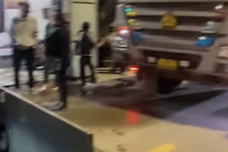 Hà Nội: Người đàn ông mang cánh cửa chặn ngang đường, thách thức tài xế ô tô