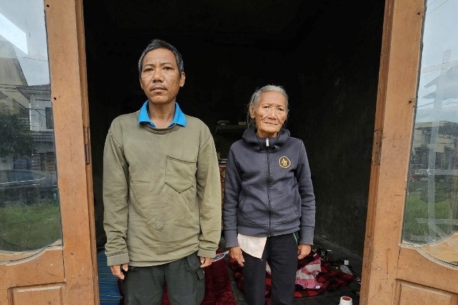 Hai mẹ con bệnh tật sống lay lắt trong căn nhà xập xệ giữa đồng ở Quảng Trị