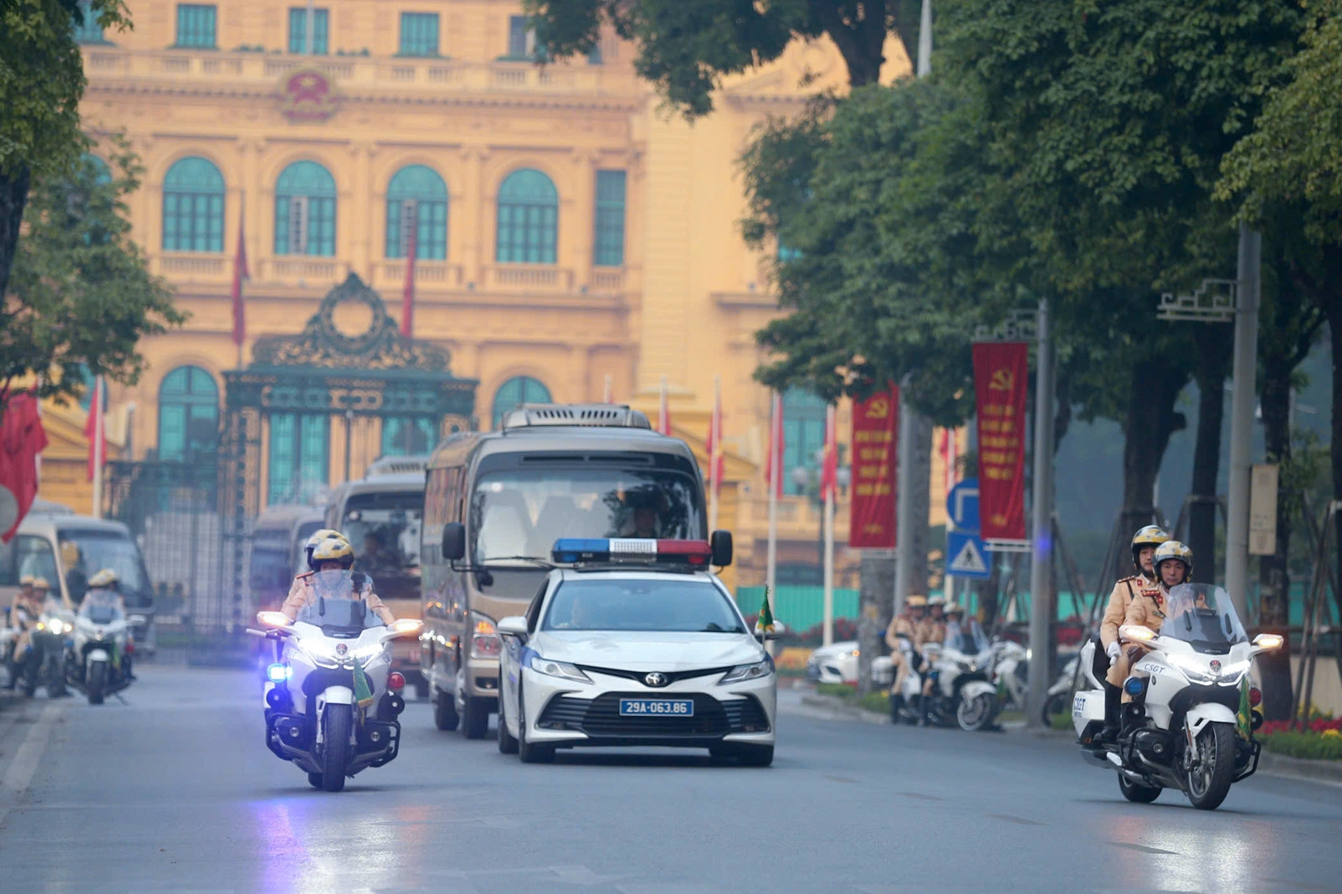 Hàng trăm phương tiện tổng duyệt dẫn đoàn đại biểu dự Đại hội Đảng