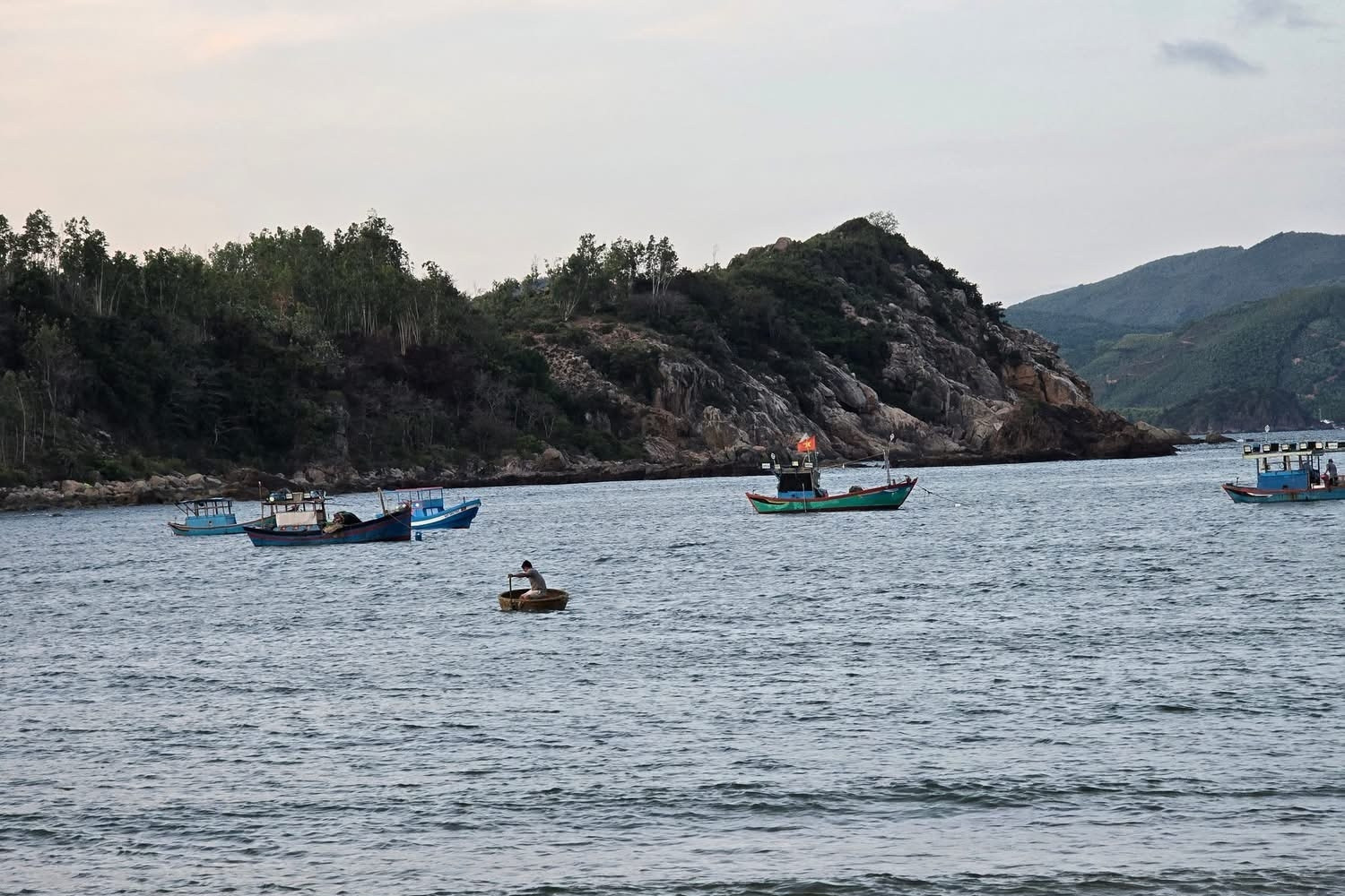 Hợp tác, chia sẻ, trao đổi thông tin về tình hình trên biển