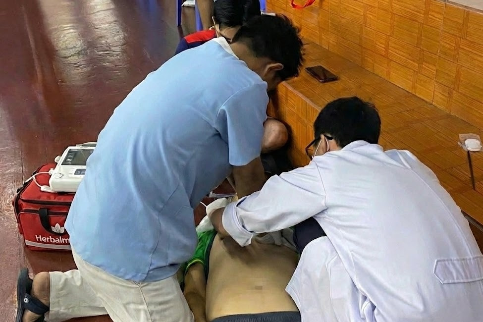 Huấn luyện viên cầu lông đột tử trên sân