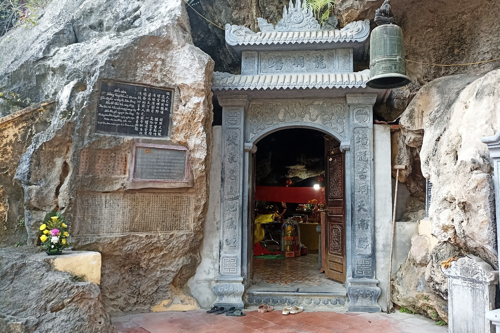 Ngôi chùa cổ trong hang động từng là nơi sản xuất vũ khí trong chiến tranh