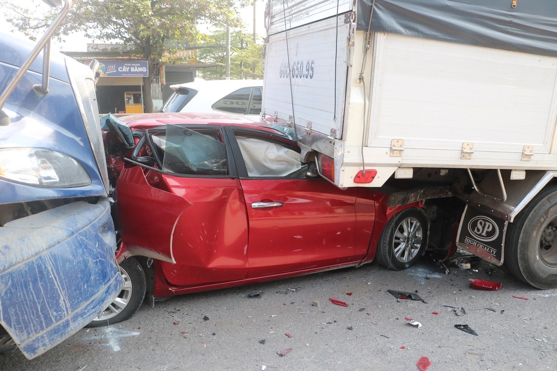 Ô tô con bẹp rúm sau vụ tai nạn liên hoàn 4 xe trên quốc lộ