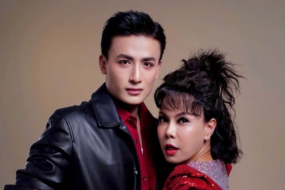 Phó giáo sư Tân Nhàn trẻ trung ở tuổi 44, Việt Hương thân mật với trai trẻ