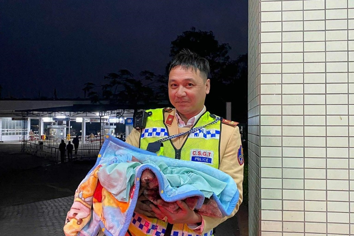 Sản phụ sinh con ngay trên xe khi được CSGT hỗ trợ dẫn đường đưa đi cấp cứu