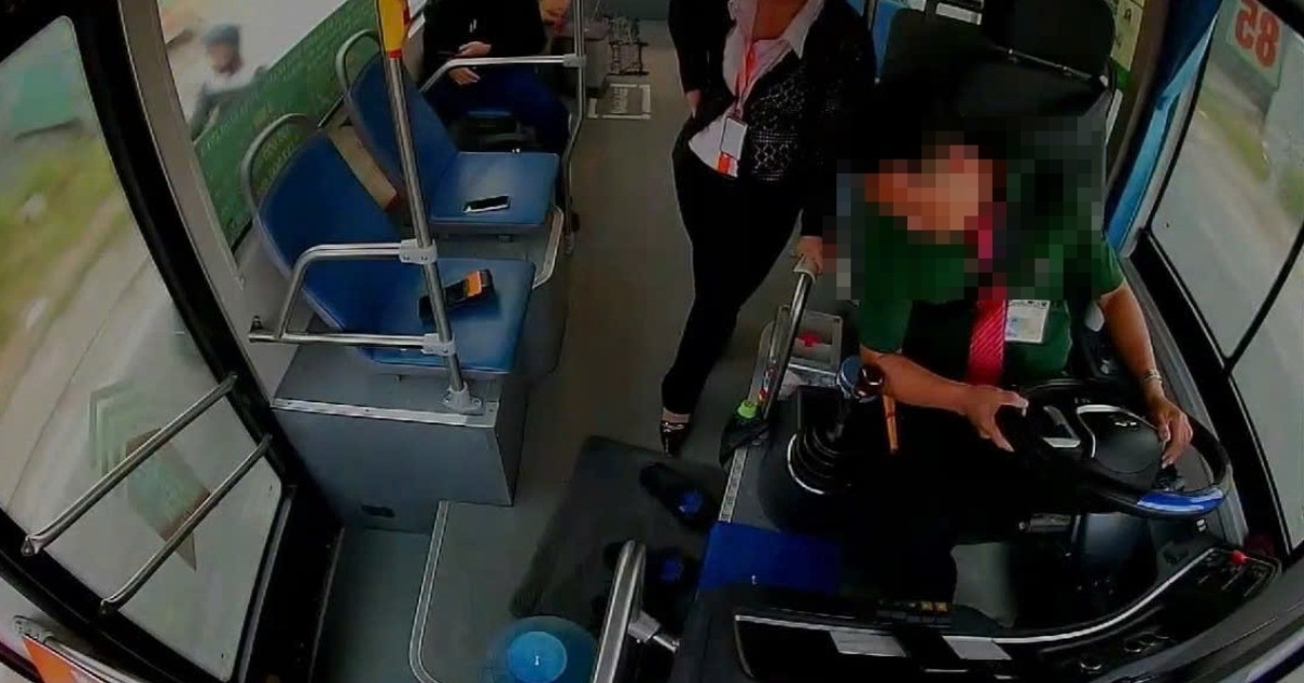 Tài xế xe buýt đột quỵ lúc chở hàng chục hành k...