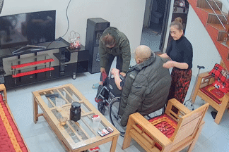 Thông gia tai biến, gãy chân, người phụ nữ Thái Nguyên sớm chiều sang chăm sóc