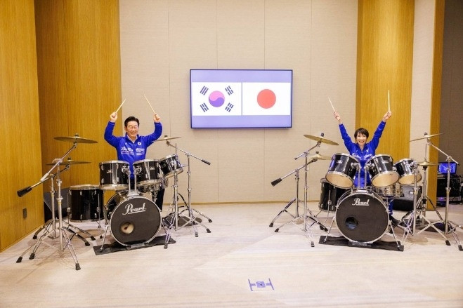 Thủ tướng Nhật Bản khiến Tổng thống Hàn Quốc bất ngờ khi rủ cùng chơi trống