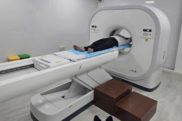 Trạm y tế được lắp đặt dàn thiết bị hiện đại, có máy CT, nội soi hàng đầu Việt Nam