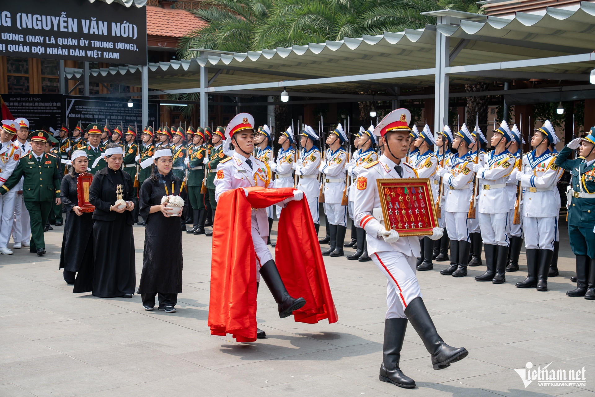 W-Lễ tang đại tướng Lê Văn Dũng Tuấn Hùng 49.jpg