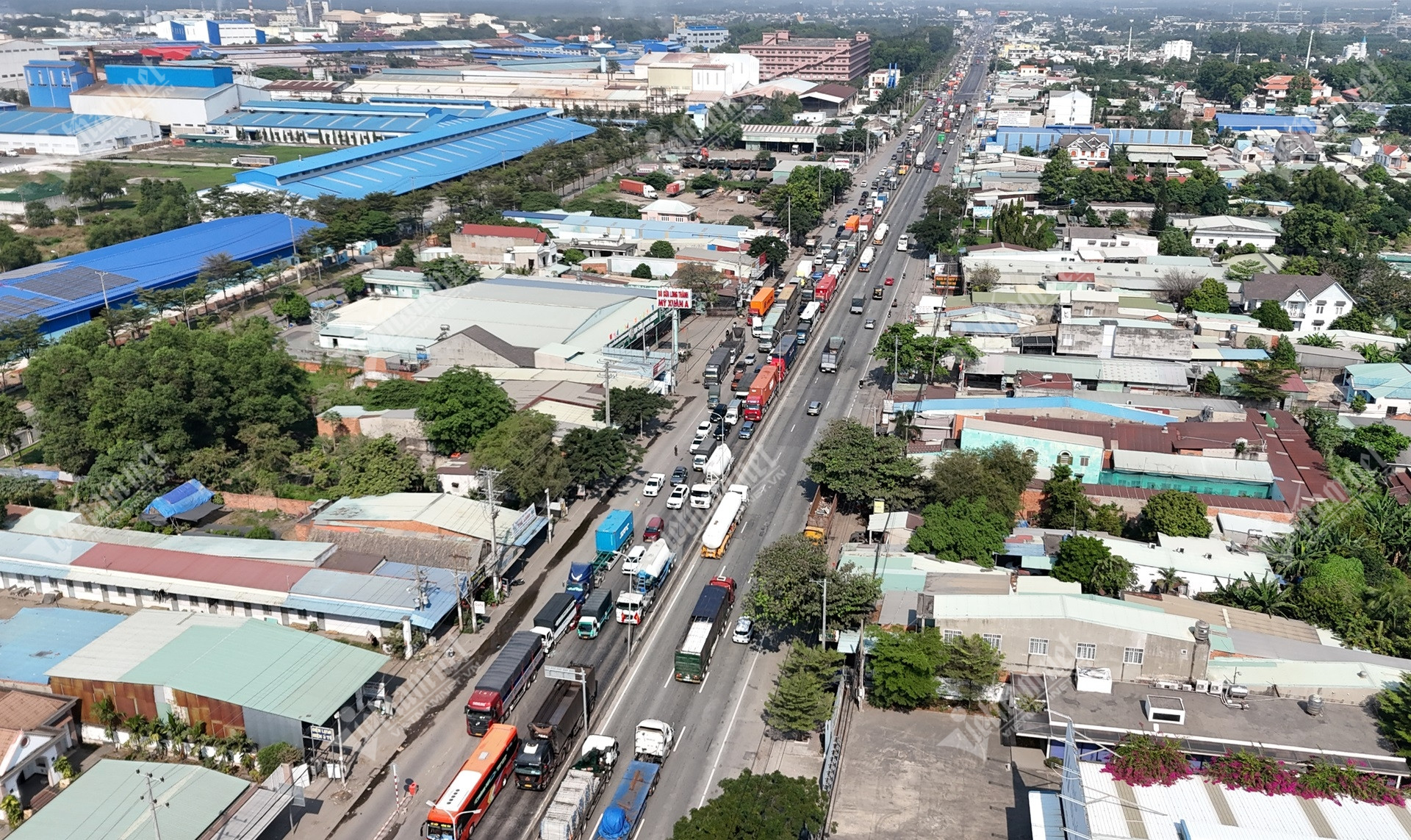 W-Ô tô con bẹp dúm sau va chạm liên hoàn, Quốc lộ 51 qua TPHCM ùn tắc kéo dài.1.JPG.jpg