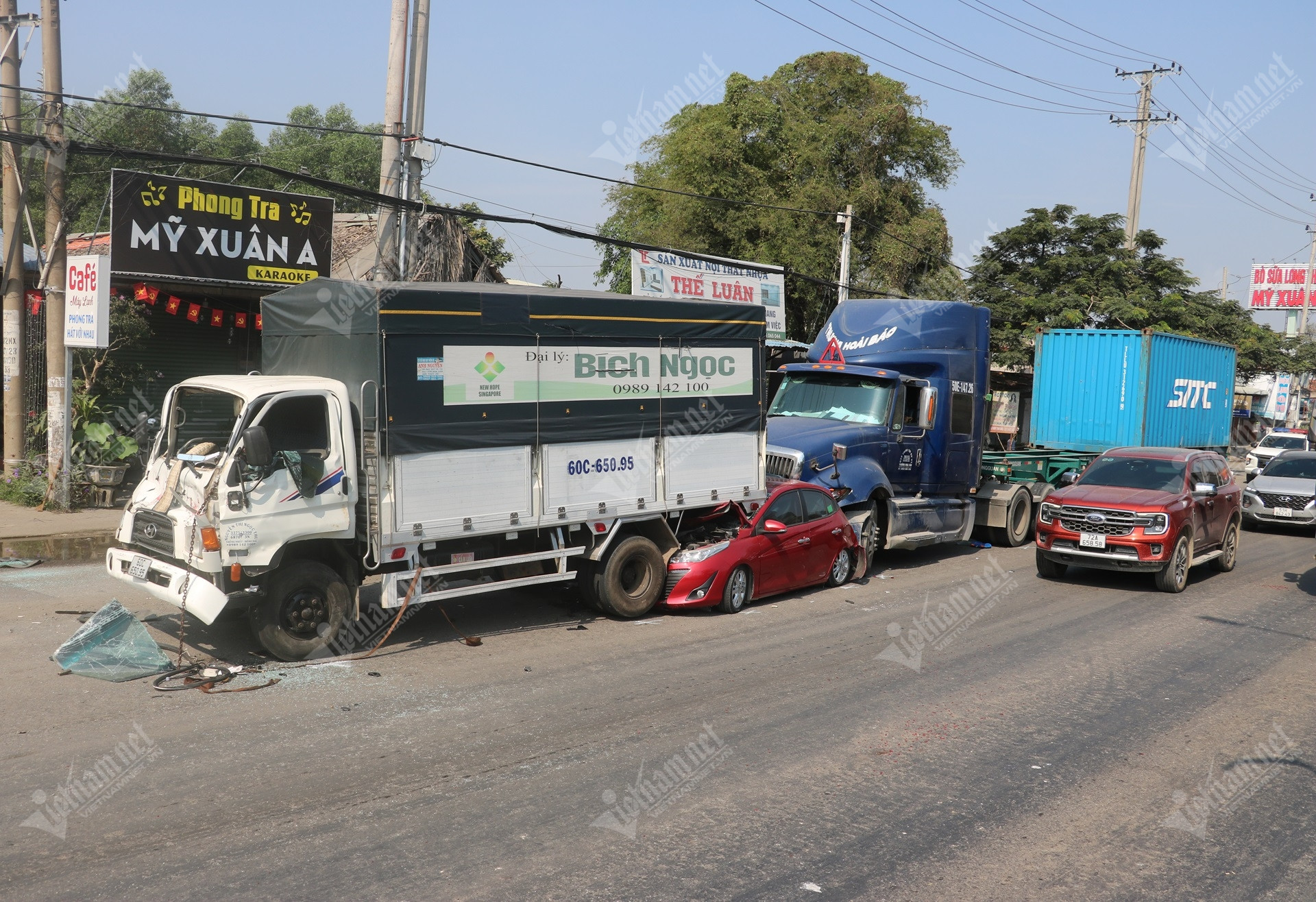 W-Ô tô con bẹp dúm sau va chạm liên hoàn, Quốc lộ 51 qua TPHCM ùn tắc kéo dài.JPG.jpg