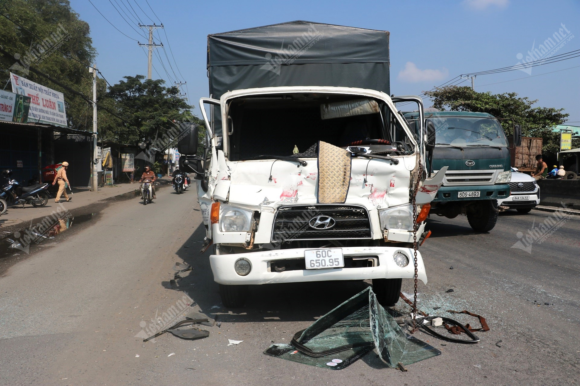 W-Ô tô con bẹp dúm sau va chạm liên hoàn, Quốc lộ 51 qua TPHCM ùn tắc kéo dài...JPG.jpg