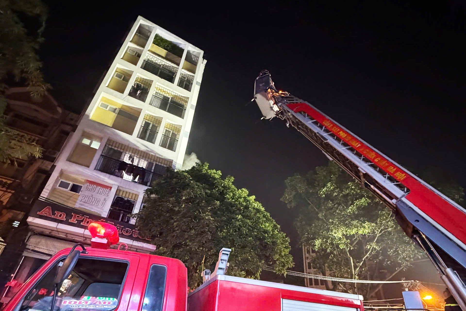 Nhà nghỉ 8 tầng ở Hà Nội bốc cháy, cảnh sát tạm giữ 1 người nghi phóng hỏa