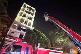 Nhà nghỉ 8 tầng ở Hà Nội bốc cháy, cảnh sát tạm giữ 1 người nghi phóng hỏa